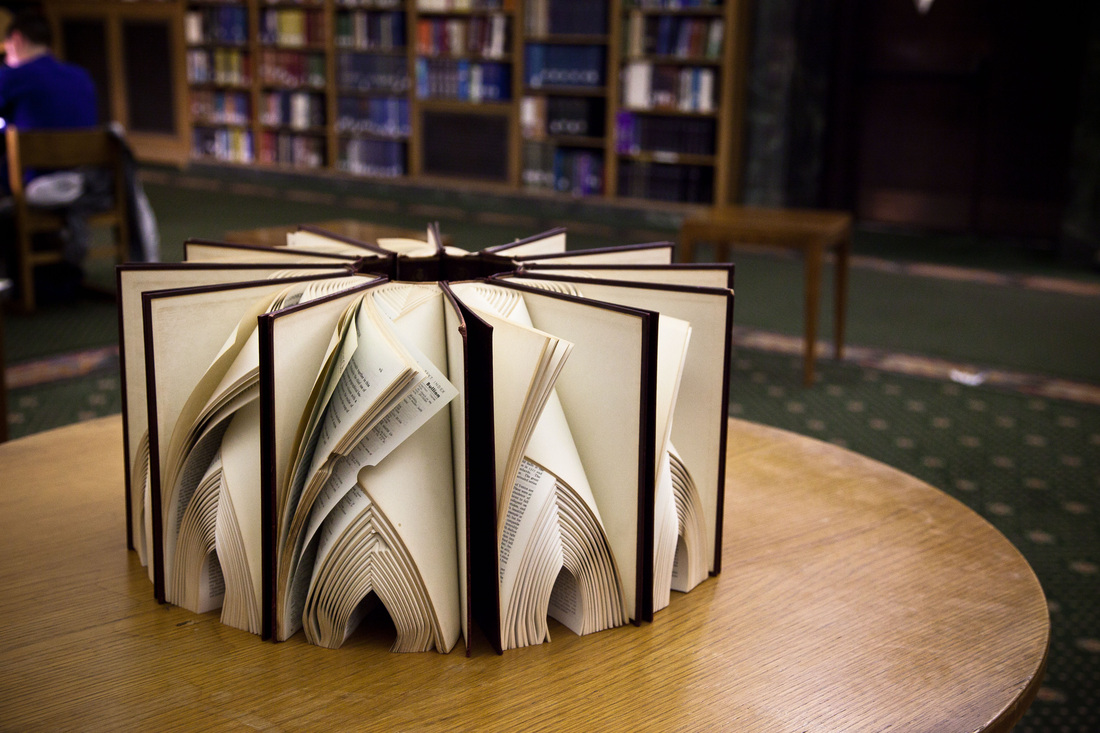 Книга из бумаги большие. Книжные инсталляции. Инсталляция с книгами. Фигуры из книг в библиотеке. Инсталляция в библиотеке.